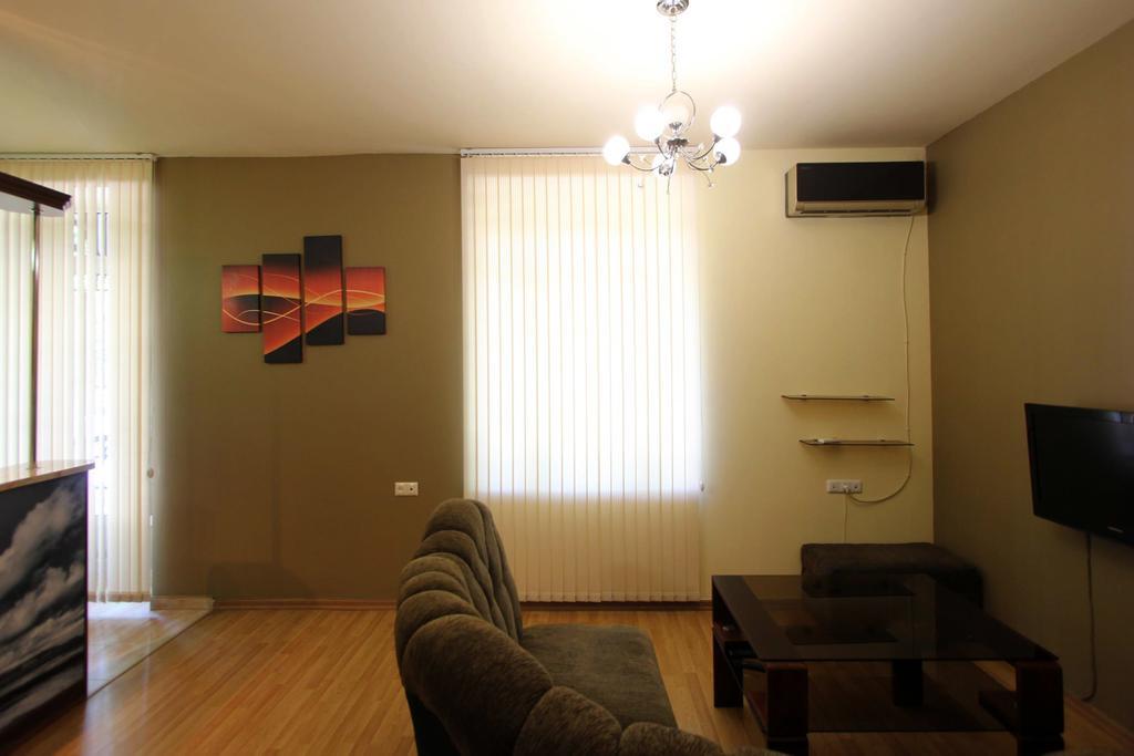 Studio With Balcony On Sayat Nova Avenue Yerevan Exterior photo
